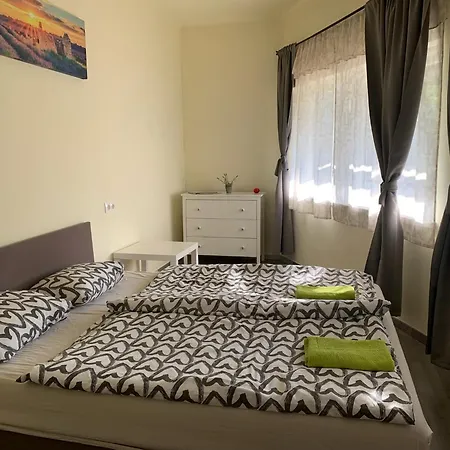 Levendulakert Apartmanhaz שיופוק